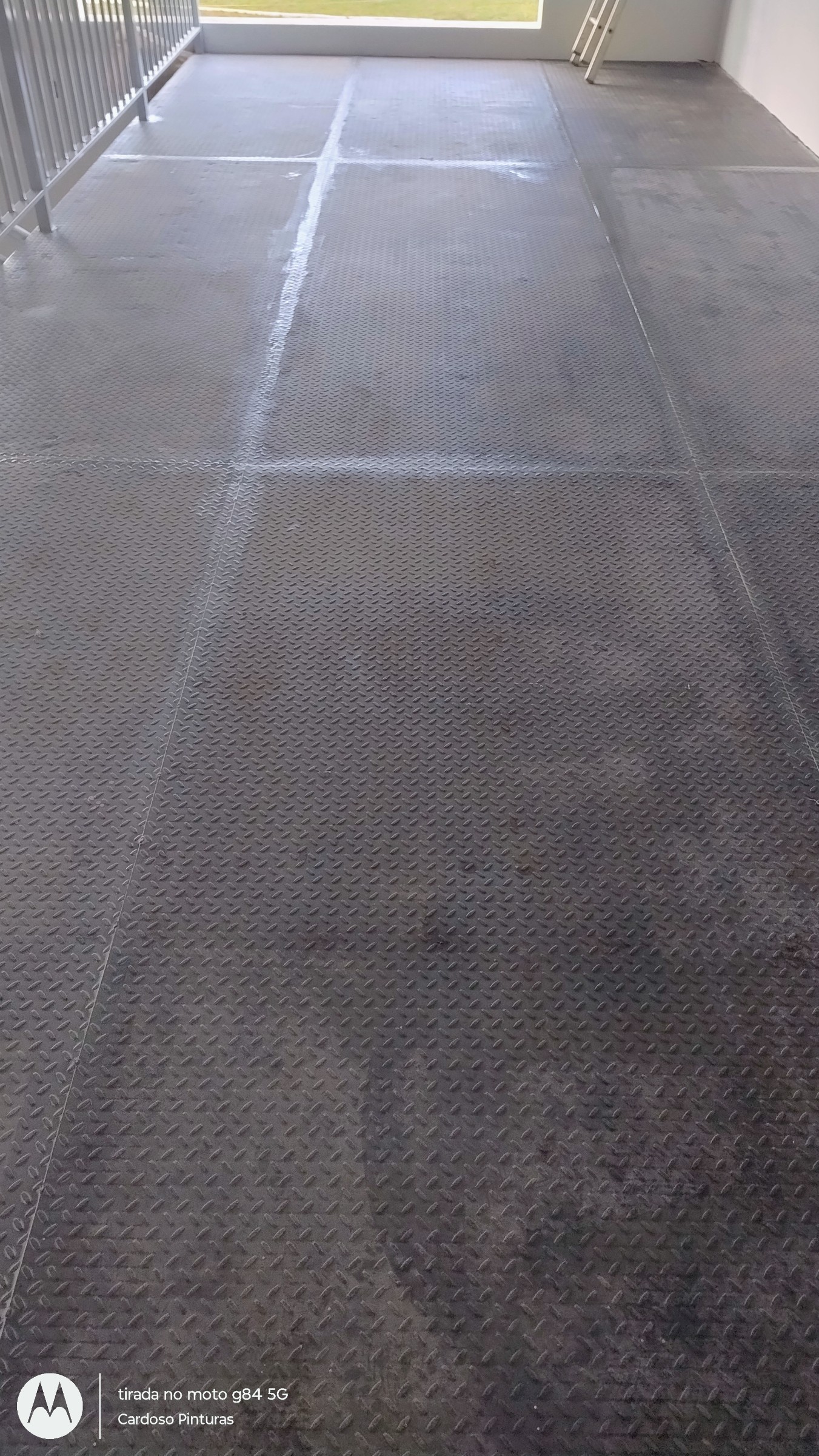 Renovação com pintura comercial — antes